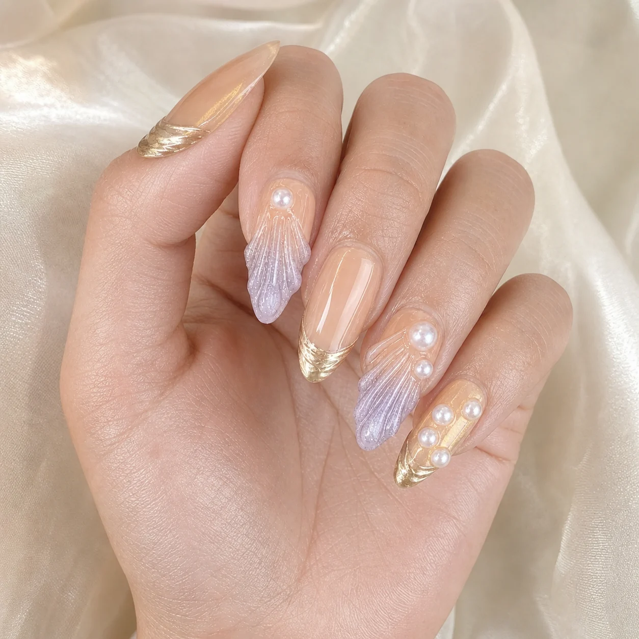 press-on-nails-gold-lavender-shell-pearl-hand-model.webp